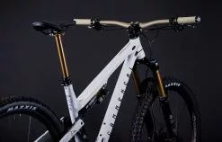 COMMENCAL META TR GLITTERY PURE WHITE 12 COMMENCAL META TR GLITTERY PURE WHITE -Accessoires Vélo Soldes 22METATRALCWH 02 2000
