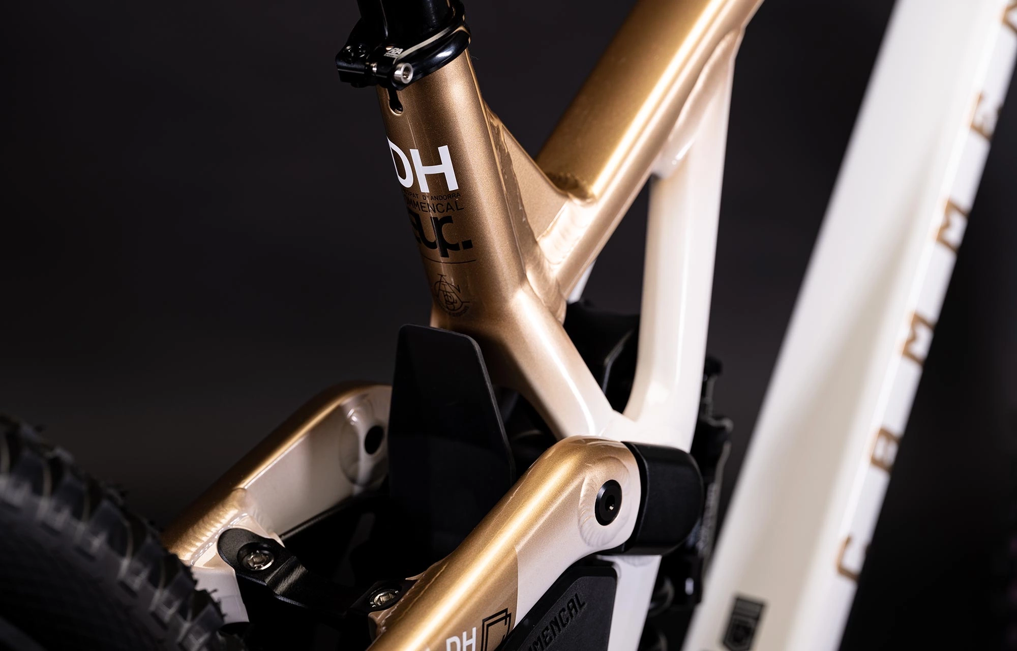 COMMENCAL SUPREME DH V5 GRADIENT GOLD 5 COMMENCAL SUPREME DH V5 GRADIENT GOLD – Image 3